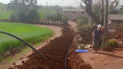 Casan inicia instalação de rede de água em bairro de Xaxim