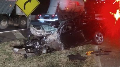 Capotamento na BR-282 em Xanxerê deixa carro destruído e duas pessoas feridas