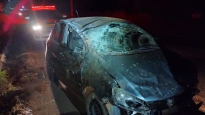 Jovem fica ferido após veículo sair da pista e capotar em Xanxerê
