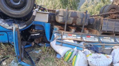 Homem morre após caminhão capotar em Passos Maia