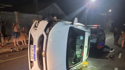 Carro fica lateralizado em colisão registrada em Xaxim