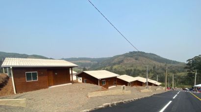 Famílias de Passos Maia recebem casas populares