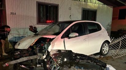 Veículo colide contra muro e poste de iluminação em Xanxerê