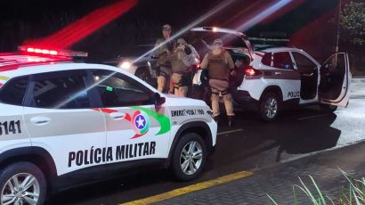 Cinco pessoas são detidas após PM encontrar revólver e munições em veículo em Xaxim