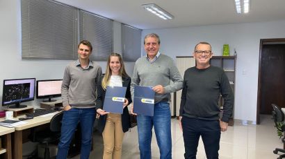 Equipe da Amai entrega projeto de pavimentação para Ponte Serrada