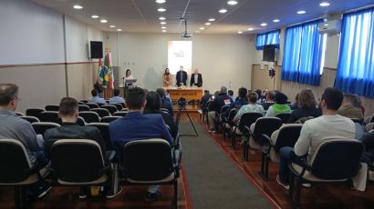 Entrega da cartilha Voz Única aconteceu nesta terça para os candidatos a prefeito de Xanxerê