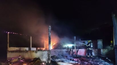 Incêndio destrói galpão e mata animais em Faxinal dos Guedes