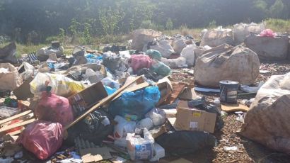 Terreno com descarte irregular de lixo é limpo após intervenção da Prefeitura de Xanxerê