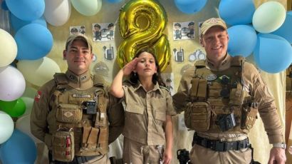 Policiais militares de Xaxim participam de festa de aniversário de menina de oito anos