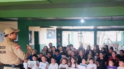 Palestra sobre a profissão de policial militar encanta crianças em São Domingos