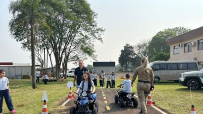 Crianças visitam a PM e participam de atividades educativas na Semana Nacional de Trânsito