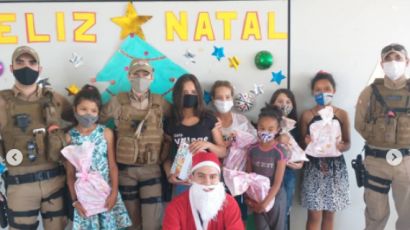 PM de Xanxerê entrega presentes arrecadados na campanha Seja um Papai Noel