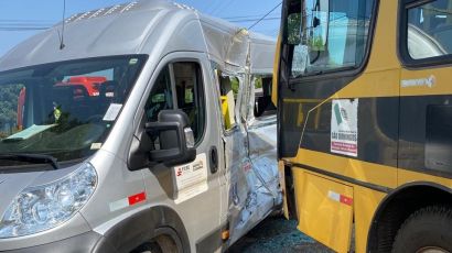 Acidente entre ônibus e van escolar é registrado em São Domingos