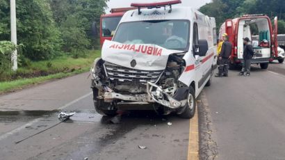 Acidente envolvendo caminhões e ambulância deixa três pessoas feridas em Xaxim