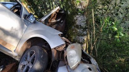 Saída de pista seguida de colisão contra árvore deixa uma pessoa ferida em Ponte Serrada
