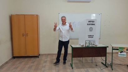 Prefeito e candidato à reeleição, Oscar Martarello vota na Escola João Winckler