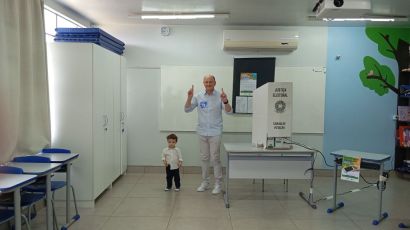 Candidato a prefeito de Xanxerê, Ademir Gasparini vota na Escola Nossa Senhora Aparecida