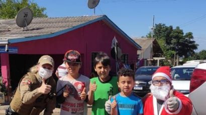 Polícia Militar de Xanxerê auxilia na distribuição de doces para crianças; veja fotos