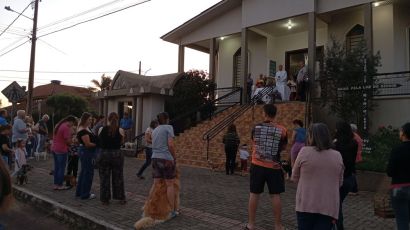 Bênção dos animais reuniu dezenas de pessoas no bairro Bortolon
