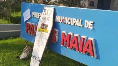 Caixão e caveira são deixados em frente à Prefeitura de Passos Maia após eleição