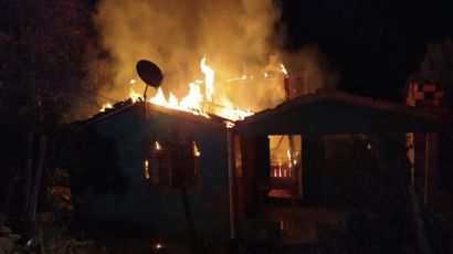 Incêndio consome casa no bairro Santa Cruz, em Xanxerê