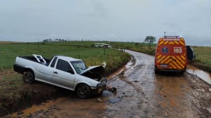 Colisão entre carro e ônibus deixa duas pessoas feridas em Abelardo Luz