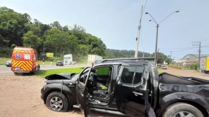 Caminhonete capota após bater em outro veículo na BR-282