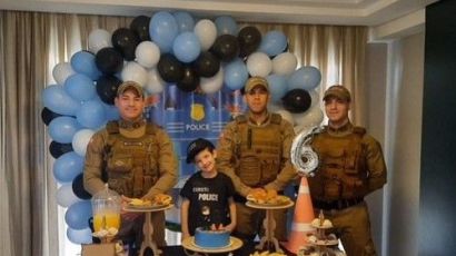 Policiais militares de Xaxim participam de festa de aniversário de criança