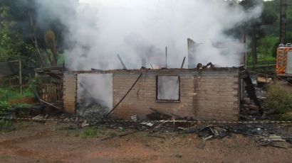 Casa é destruída em incêndio no interior de Bom Jesus