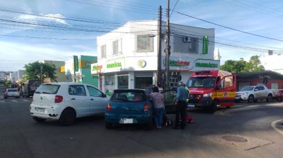 Bombeiros atendem acidente de trânsito na rua Coronel Passos Maia