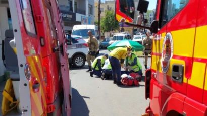 Colisão entre carro e moto deixa uma pessoa ferida no Centro de Xanxerê