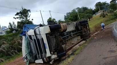 Colisão entre carretas na BR-282 deixa motorista ferido em Ponte Serrada