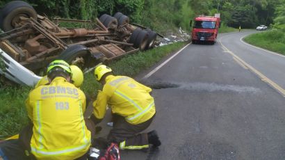 Condutor de caminhão fica ferido após veículo capotar na SC-155 em Xanxerê