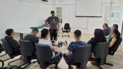 Adolescentes em medida socioeducativa participam de atividade com Stiles, o cão mensageiro