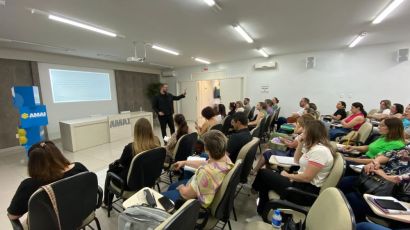 Reunião do Colegiado de Educação da Amai promove palestra sobre liderança