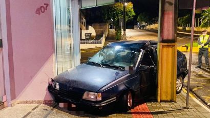 Condutor perde controle do veículo e colide em rótula na Avenida Brasil