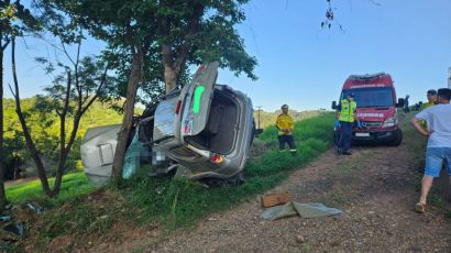 Xaxim - motorista morre e veículo quase parte ao meio em choque contra árvore 