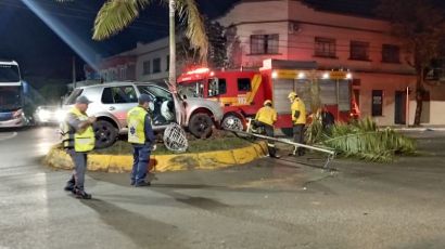 Carro vai parar em cima de rotatória em Xanxerê