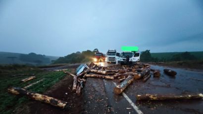 Caminhão carregado com toras tomba e atinge veículos em Abelardo Luz