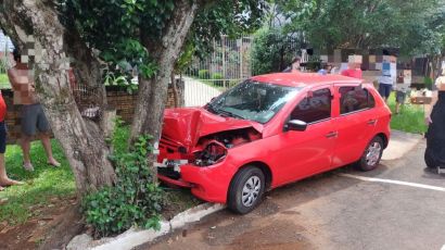 Veículo colide contra árvore no bairro Veneza