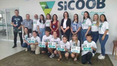 Sicoob Credimoc premia com poupanças alunos do projeto Educa Kids