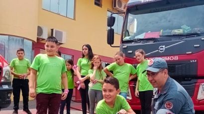 Alunos do Programa Bombeiro Mirim visitam quartel do Corpo de Bombeiros em São Domingos 