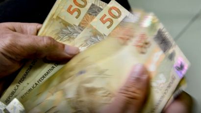 Primeira parcela do décimo terceiro deve ser paga até sexta-feira (29). Veja quem tem direito
