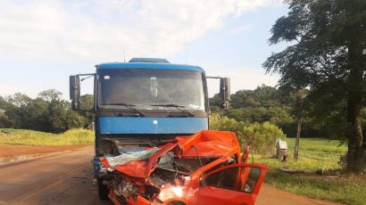 Carro fica destruído e motorista sobrevive a grave acidente na SC-155