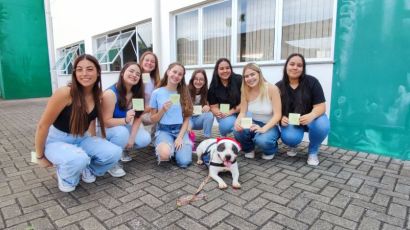 Em clima de Natal, Cão Mensageiro leva motivação e alegria a alunos e colaboradores do IFSC 