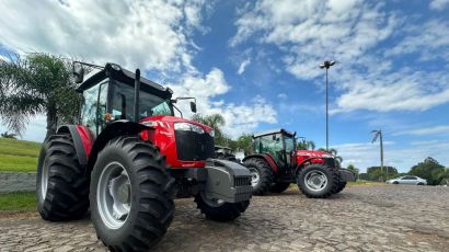 Prefeitura de Faxinal dos Guedes entrega dois novos tratores para as Patrulhas Agrícolas