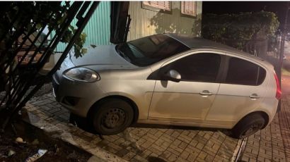Carro colide em portão de residência no Jardim Tarumã, em Xanxerê
