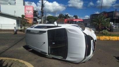 Veículo capota após colidir contra rótula na Avenida Brasil