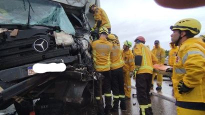 Colisão entre caminhão e carreta obstrui BR-282 e deixa vítima presa às ferragens