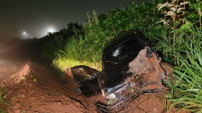 Veículo sai da pista e capota na BR-282, em Xaxim 